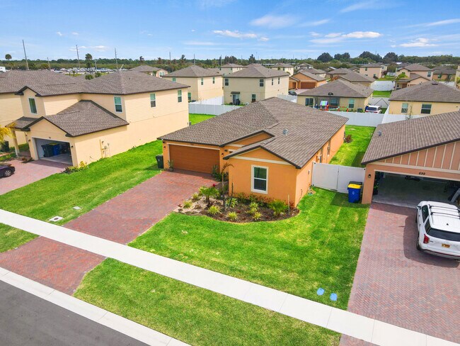 Building Photo - 701 Carlyle Wy