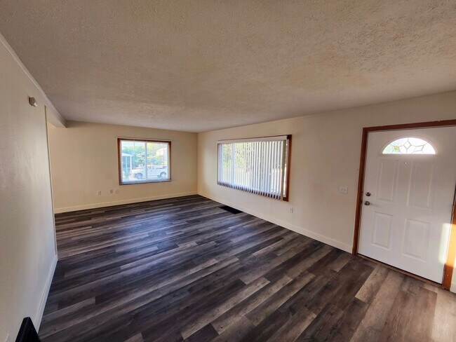 Building Photo - Pet Friendly, Fully Fenced Richland Duplex!