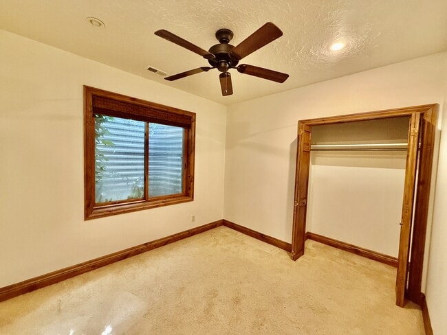Building Photo - 6819 S Greenfield Way