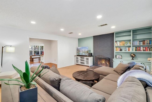 Building Photo - 1507 Wildwood Dr
