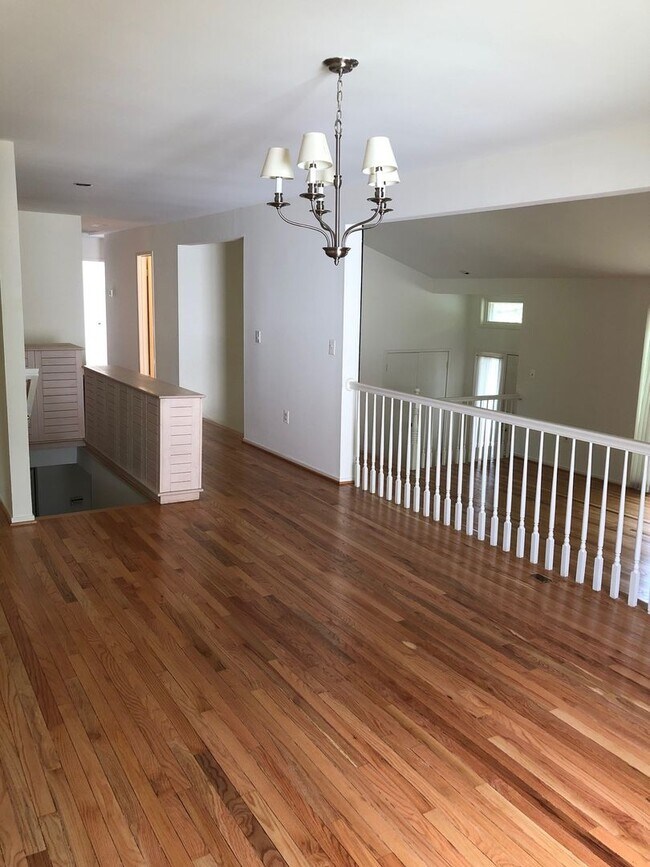 Building Photo - Spacious Potomac Beauty backs to Golf Course