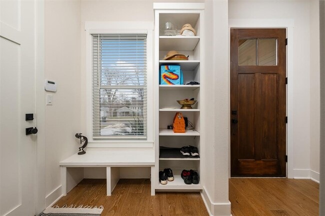 Building Photo - 510 E 7th St