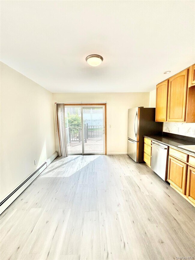 Building Photo - 164 Rossiter Ave