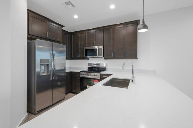 Building Photo - Like New Luxurious Modern 3 Bedroom 2 Bath Townhome in Warner Meadows