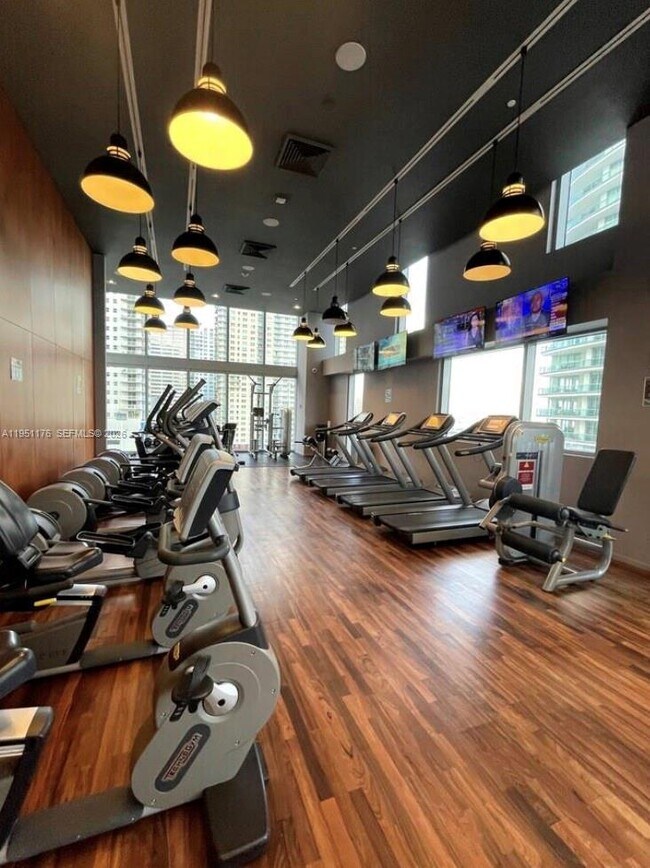 Building Photo - 1300 Brickell Bay Dr