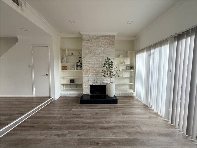 Building Photo - 7700 Creekbend Dr