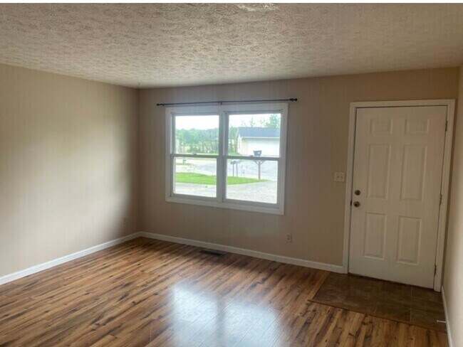 Building Photo - 3 bedroom/ 2 bath