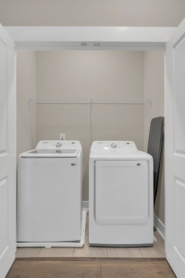 Building Photo - Better-than-new townhome in Highlands at S...