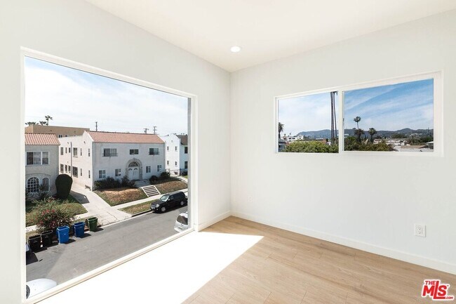 Building Photo - 756 N Ridgewood Pl