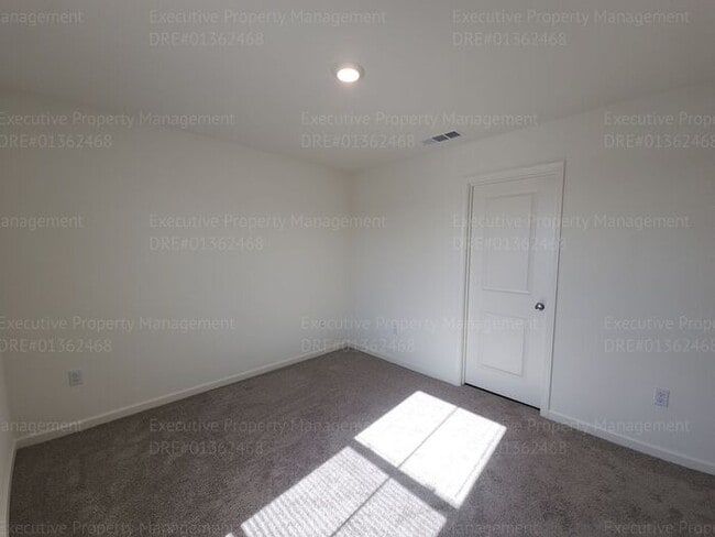 Building Photo - Newly constructed 4 bedroom/ 3 bathroom co...