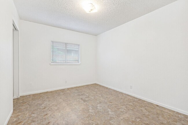 Building Photo - 3-BEDROOM HOME IN LOMA PARK