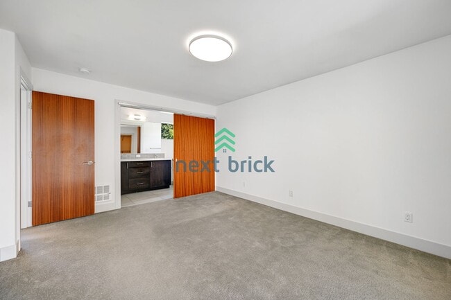 Building Photo - 3 BED & 2 BATH TOWNHOUSE FOR RENT