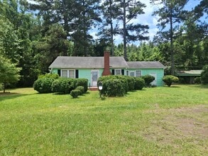 Building Photo - Quiet Country Living