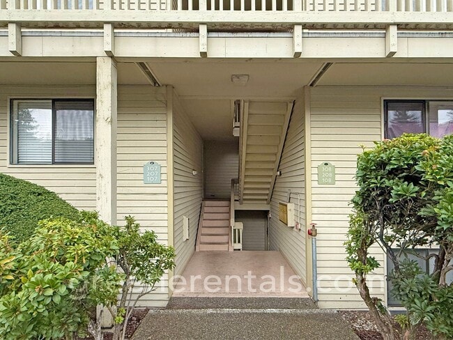 Building Photo - 2BR/1.5BA 3rd Floor Condo Overlooking Sinclair Inlet