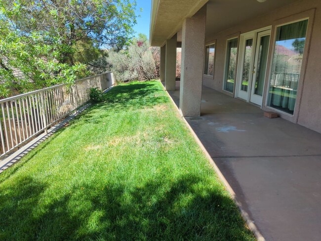 Building Photo - Charming 2-Bedroom + Office Home with Spacious Layout & Serene Backyard. Access to Community Pool...