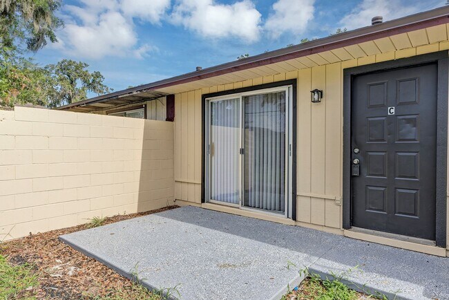 Building Photo - Charming 2-Bedroom Apartment for Rent – Great Location in Ocala! Deposit-Free Move-In Available t...