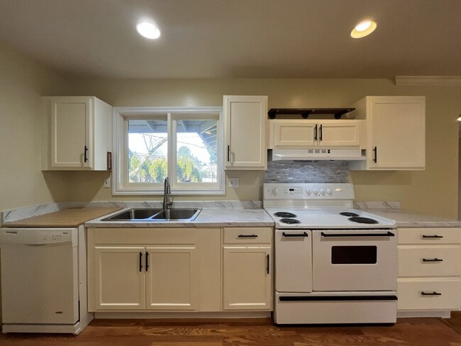 Building Photo - Classic Comfort: 3-Bed, 1.5-Bath Home with Covered Patio & Deck