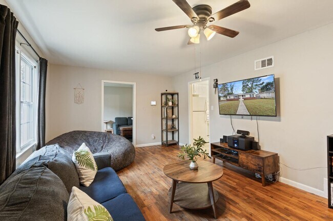 Building Photo - Charming 3BR Home + Bonus Room Near Downtown Savannah & Tybee Island