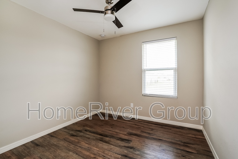 Building Photo - 902 SW 11th Ct