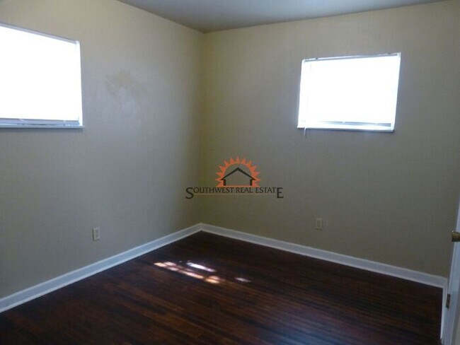 Building Photo - Super Cute 2 bedroom 1 bath home.