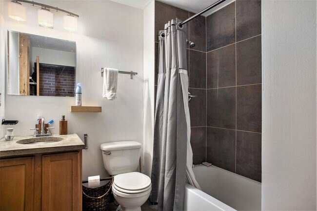 Building Photo - 6533 E Jefferson Ave