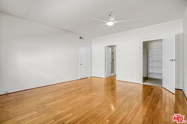 Building Photo - 5534 Sylmar Ave