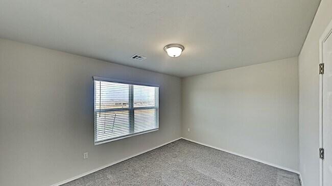 Building Photo - Very Nice 3 Bedroom 2 Bath Home in Yukon S...