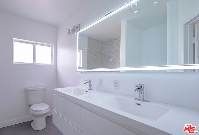 Building Photo - 823 S Detroit St