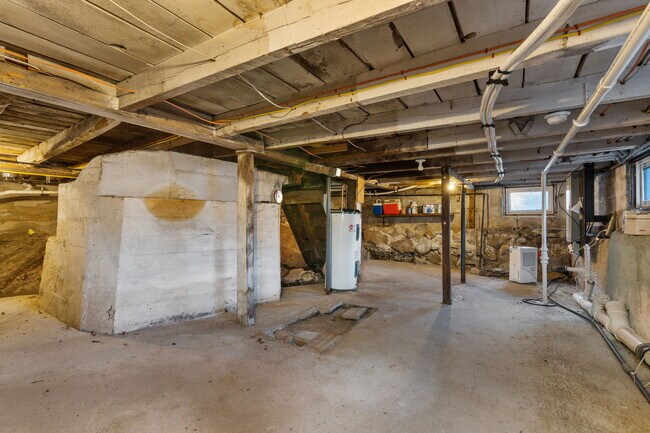 Building Photo - 181 Main St