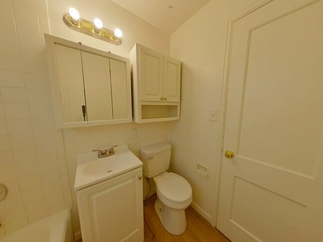 Building Photo - 3 Bedroom Home