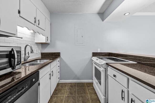 Building Photo - 3350 Altamont Rd S