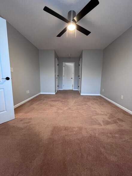 Building Photo - 530 City Park Dr