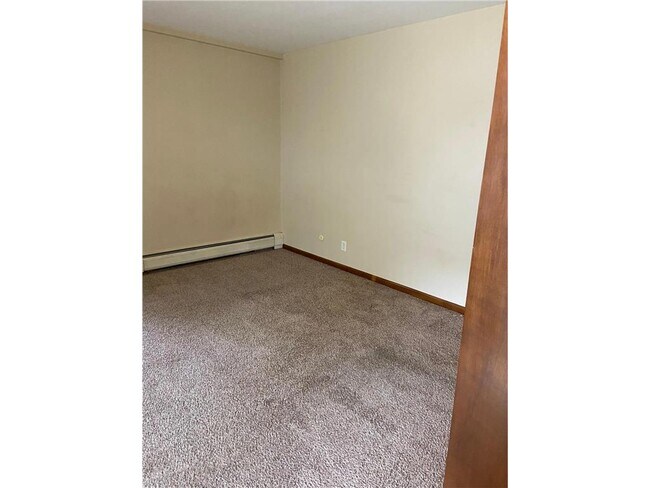 Building Photo - 633 Robert St