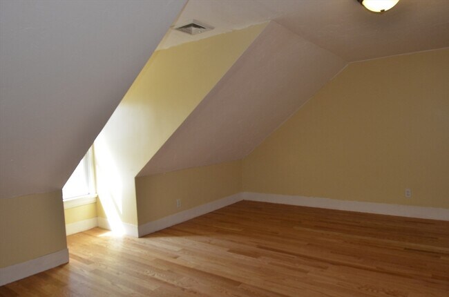 Building Photo - 68 Elm St