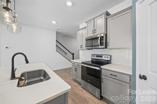 Building Photo - 512 Station St