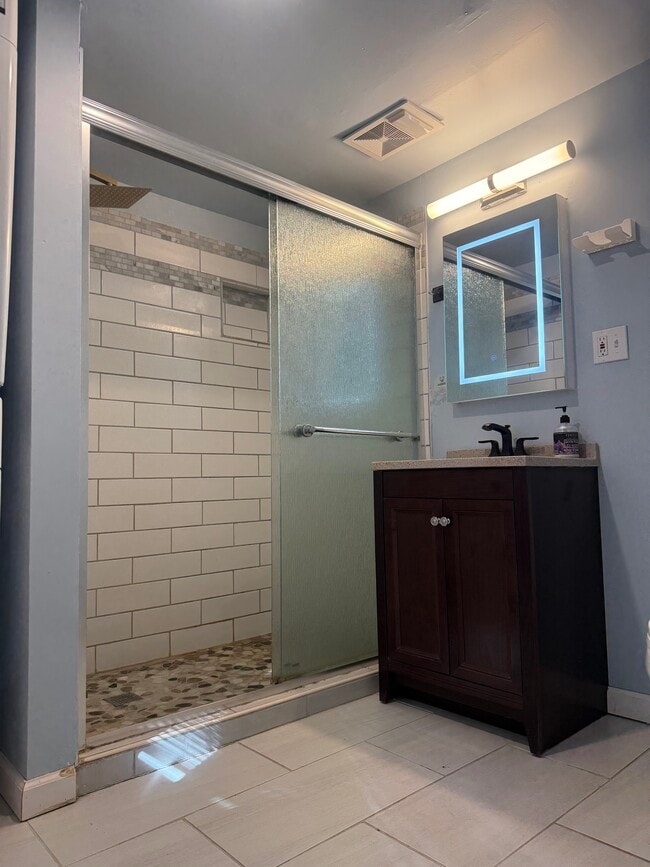 Building Photo - 18 Pine St