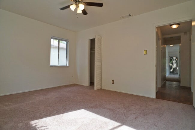 Building Photo - charming 3 bedroom 1.5 bathroom House in U...