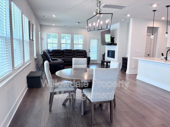 Building Photo - 2033 Florine Dr