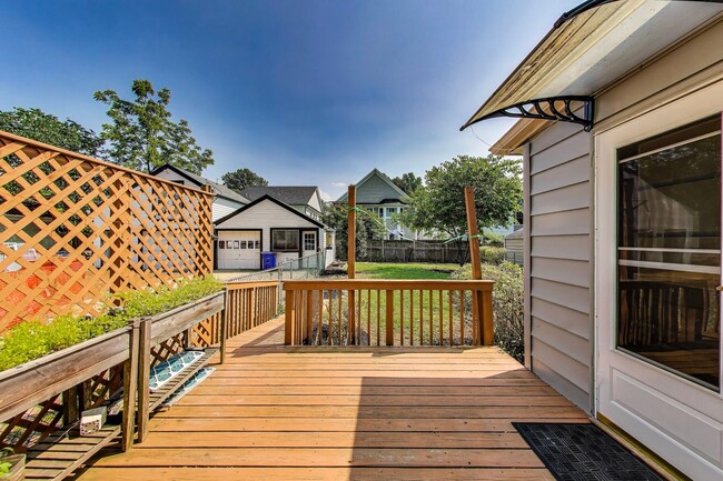 Building Photo - Cute 2 bed + Loft + 2 Bath SF w/ Fenced Yard