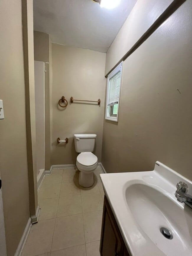Building Photo - 3 Bedroom, 2 Bath House