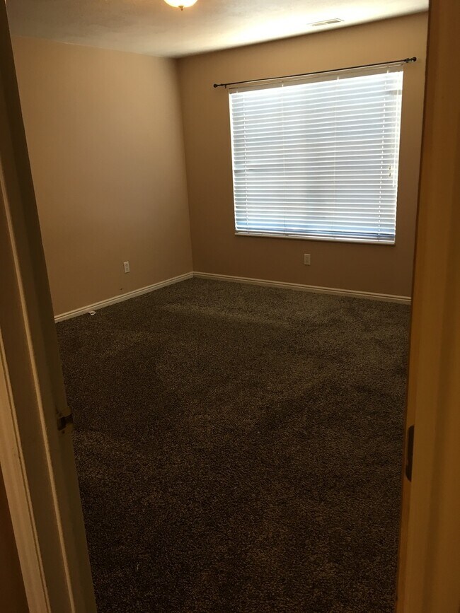 Building Photo - 3 bedroom 2 1/2 bath townhome
