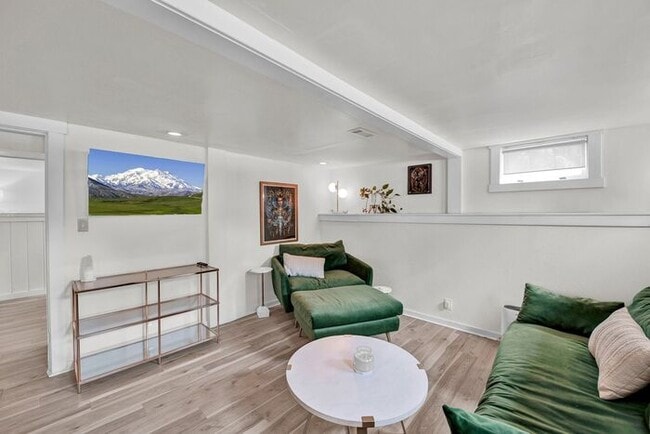 Building Photo - Elegant 1BR Basement Suite in Downtown His...
