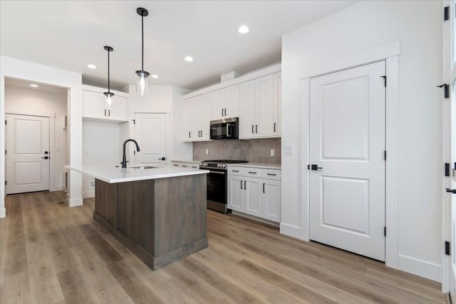 Building Photo - Brand New 3 Bed 2.5 Bath Townhouse With Many Amenities