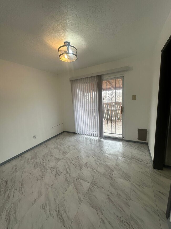 Building Photo - Welcome to this charming 3-bedroom, 2-bathroom home located in Albuquerque, NM