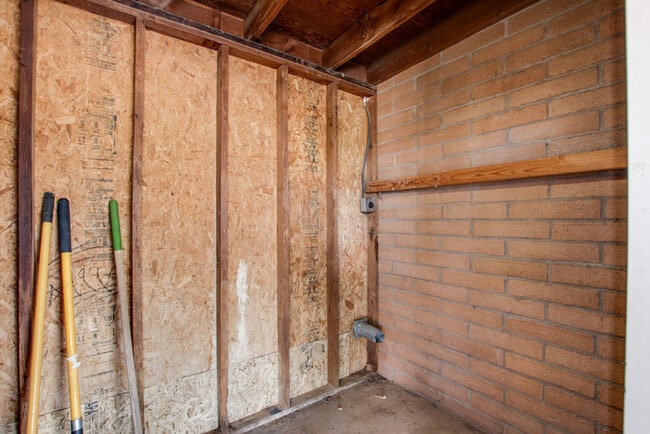 Building Photo - FOR RENT