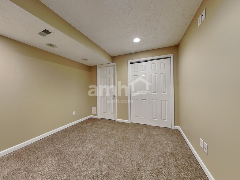 Building Photo - 2025 Apple Knoll Ln