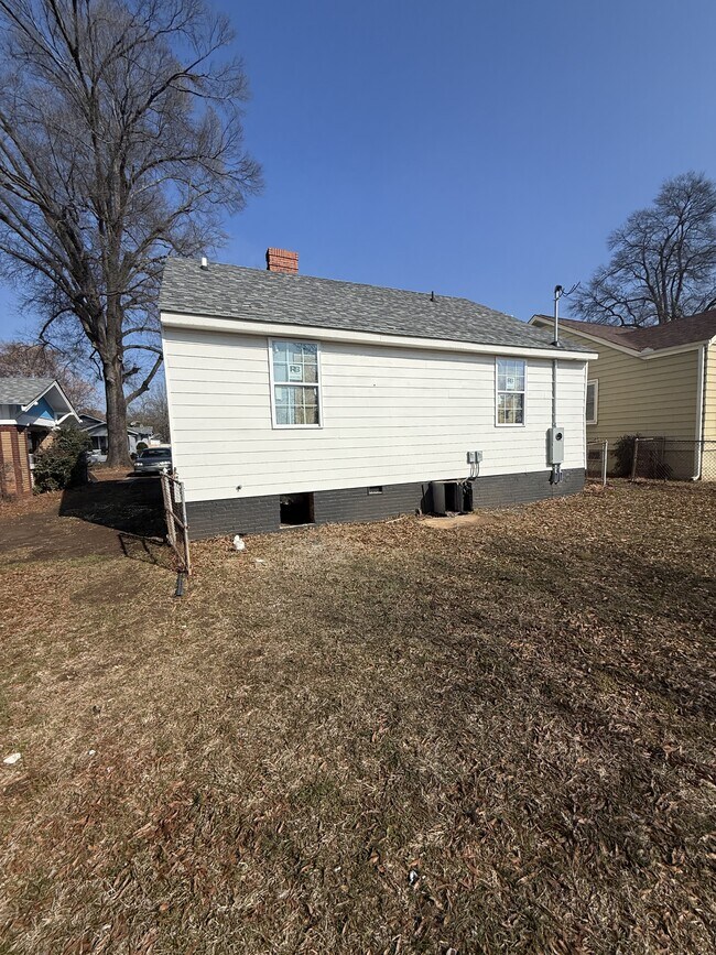 Building Photo - 931 4th Terrace W