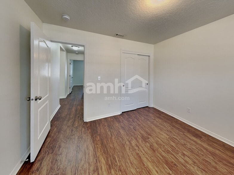 Building Photo - 410 S Saddlerock Ave