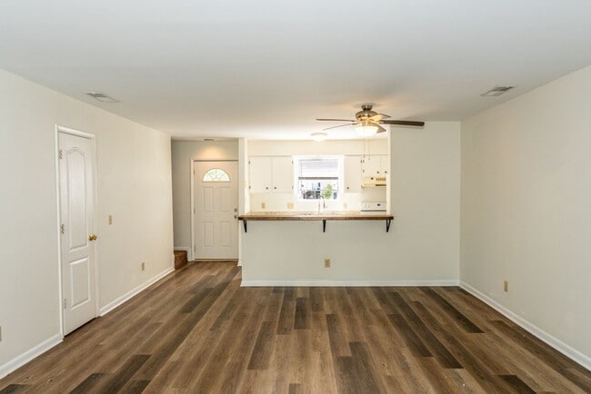 Building Photo - Spacious Two Bedroom Townhome