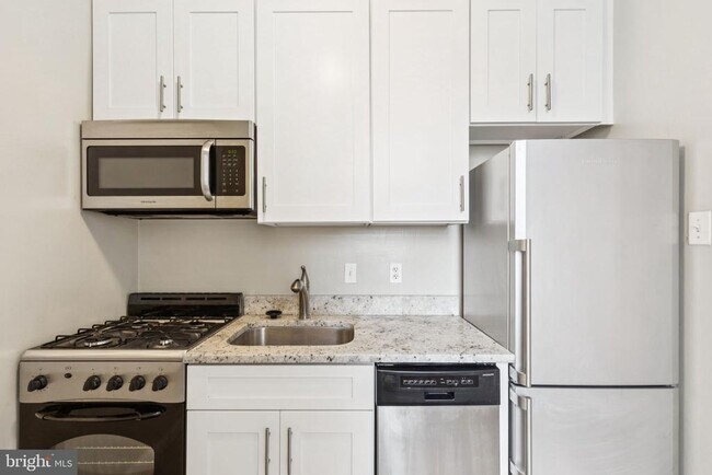 Building Photo - 135 S 19th St